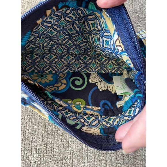Vera Bradley blue floral quilted wristlet/ wallet 7 x 5 zip closure - Picture 3 of 3